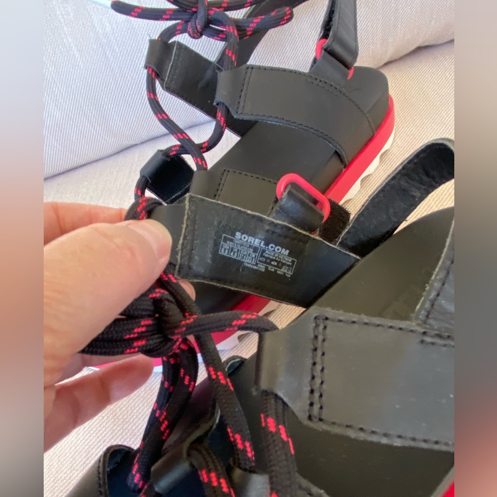 WORN ONCE Sorel “Roaming Lace” ladies sandals in Black/Punch Pink, size 6-1/2 - Picture 4 of 12